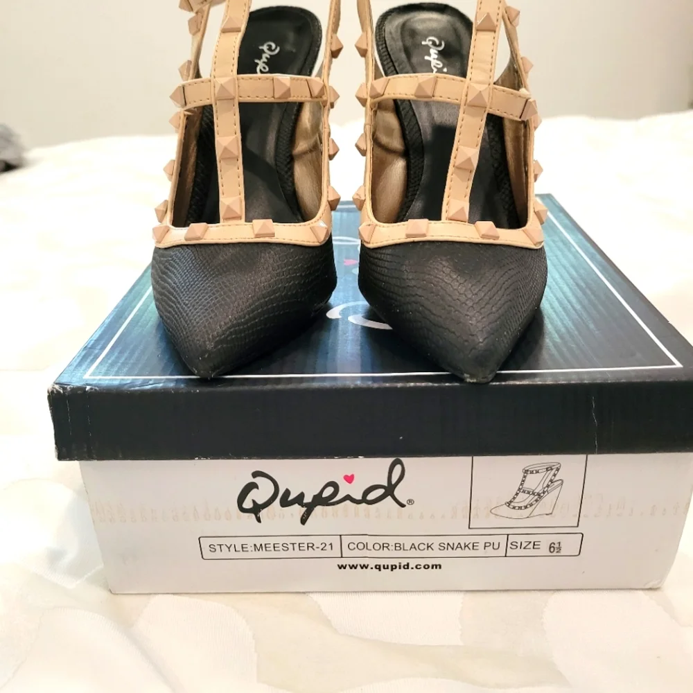 LIKE NEW- Qupid Pointed Toe Wedge Shoe - Picture 2 of 7